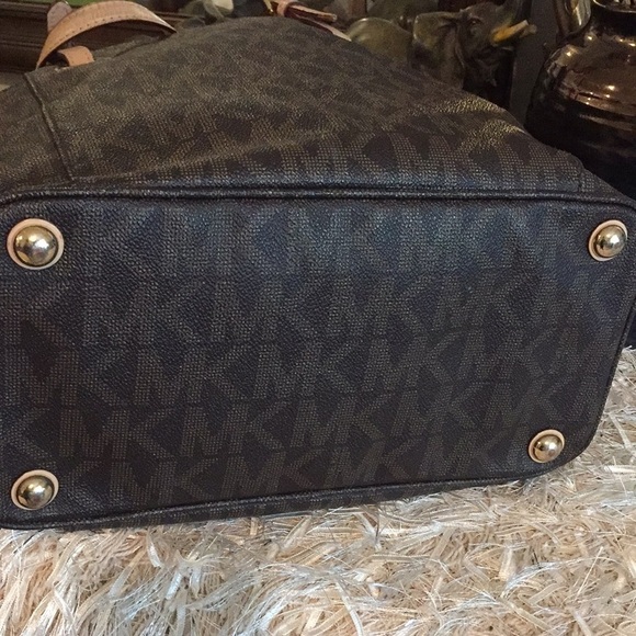 Michael Kors Signature Jet Set East West  Tote - Picture 7 of 17